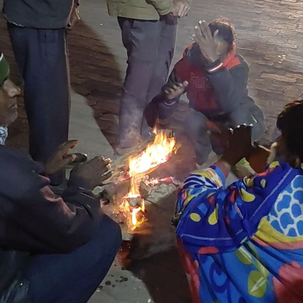 पालिका ने अलाव के लिए लकड़ी डलवाई:फर्रुखाबाद शहर के 12 प्रमुख स्थानों पर जले अलाव, लोगों को मिली ठंड से राहत