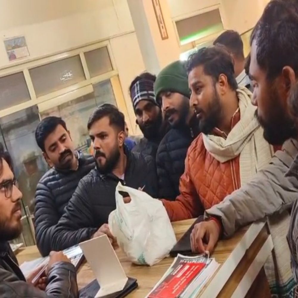 शाहजहांपुर में हिंदूवादी संगठन का रेस्टोरेंट पर प्रदर्शन:राम के नाम पर मीट बिक्री का विरोध, नाम हटाया गया