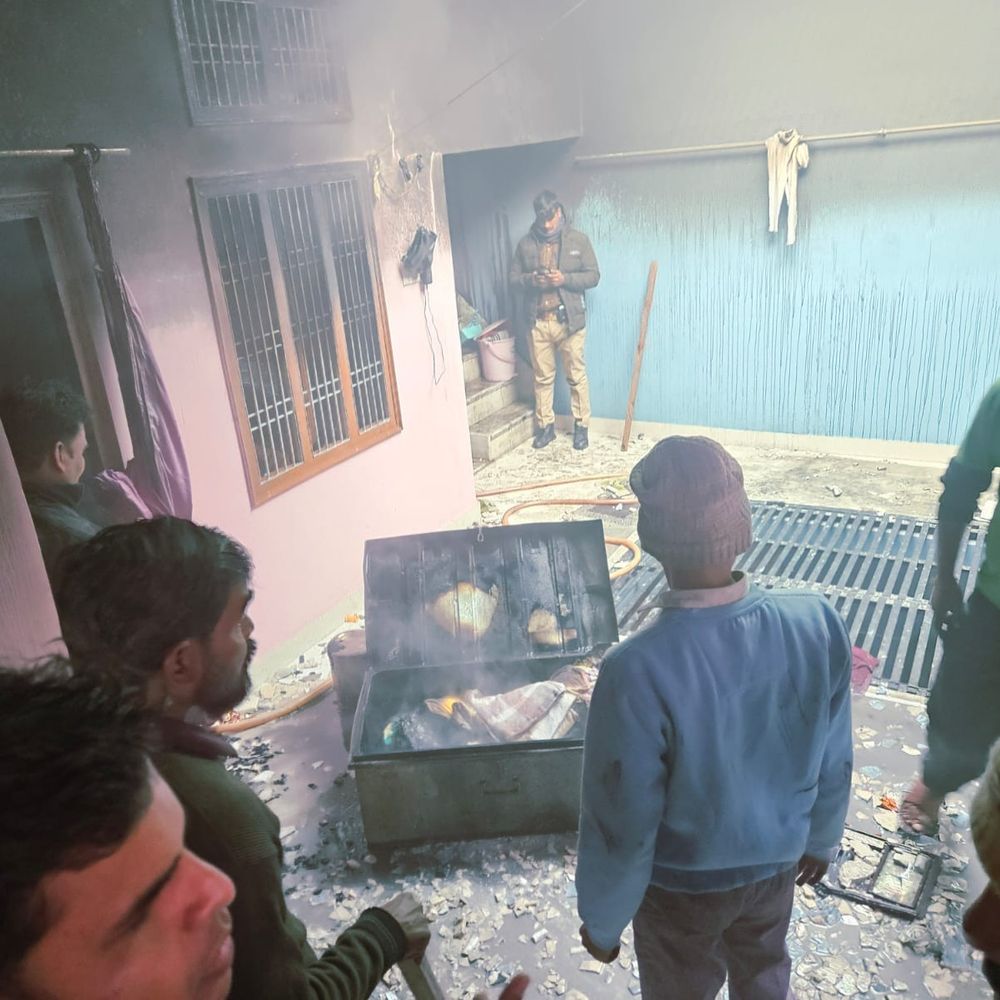 शॉर्ट सर्किट से मकान में लगी आग:मोहल्ले के लोगों ने पाया काबू, घर का सामान जलकर खाक