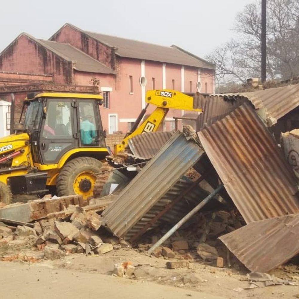 बरकाकाना ओपी क्षेत्र में चला अतिक्रमण हटाओ अभियान:  रेलवे और जिला प्रशासन ने 70 से अधिक दुकानें तोड़ीं, भारी संख्या में पुलिसकर्मी रहे तैनात – Ramgarh (Jharkhand) News