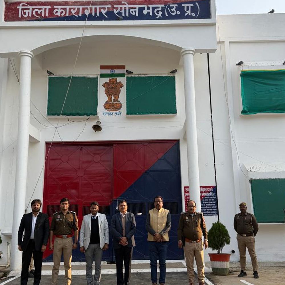 सोनभद्र में 2 बंदियों के मुकदमे हुए निर्णीत:जिला कारागार में मासिक जेल लोक अदालत आयोजित