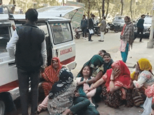 ऑपरेशन के दौरान कटी नस-महिला की मौत, हंगामा:परिजनों ने शव ले जा रही एंबुलेंस को रोका, हॉस्पीटल पर लापरवाही का आरोप