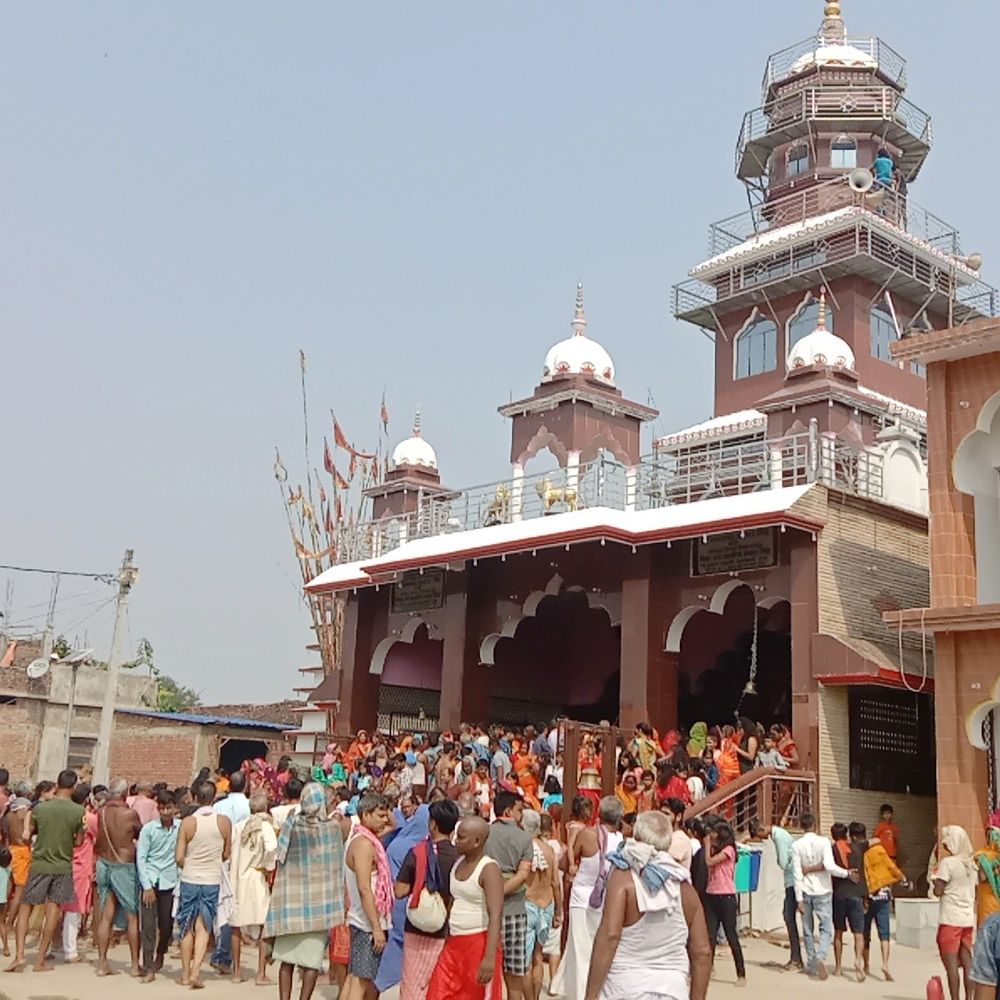 नयागांव सतखुट्टी में स्वर्ण देवी मंदिर आस्था का केंद्र बना:गंगा कटाव के बावजूद मंदिर सुरक्षित, हर साल चमत्कारी प्रतिमा बनती है