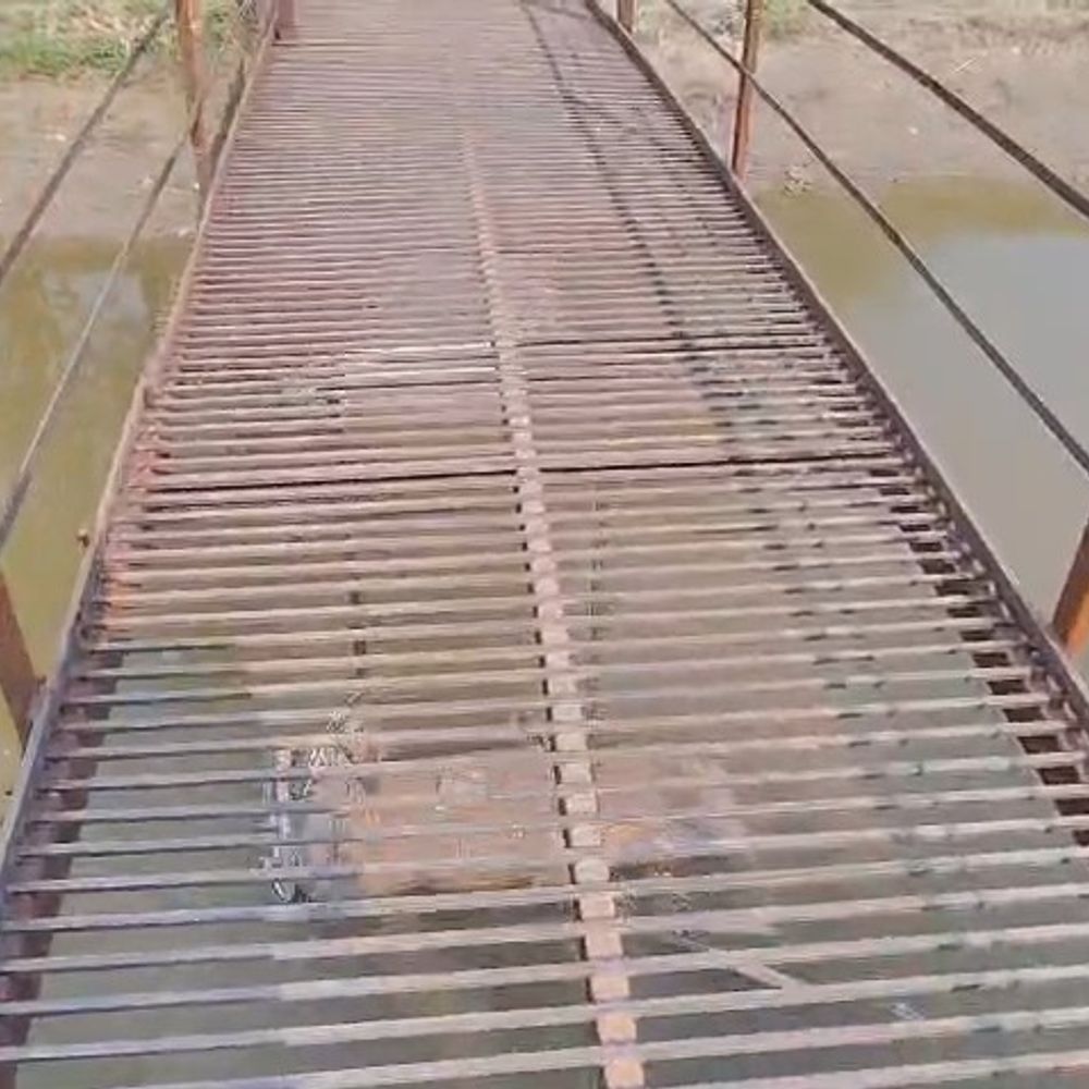 लोगों ने 50 मीटर लंबा लोहे का पुल बनाया:समस्तीपुर में 50 हजार की आबादी थी प्रभावित, 5KM की दूरी हुई कम