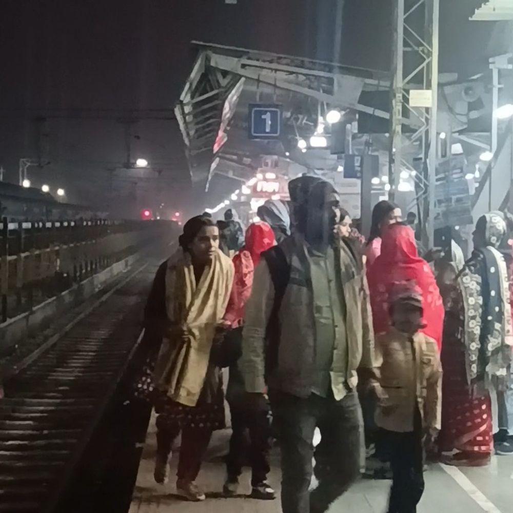 दिल्ली-दरभंगा स्पेशल ट्रेन 10 घंटा विलंब से पहुंचेगी समस्तीपुर:कोहरा के कारण डाउन लाइन की कई ट्रेनें चल रही लेट, प्लेटफॉर्म पर फंसे हजारों यात्री