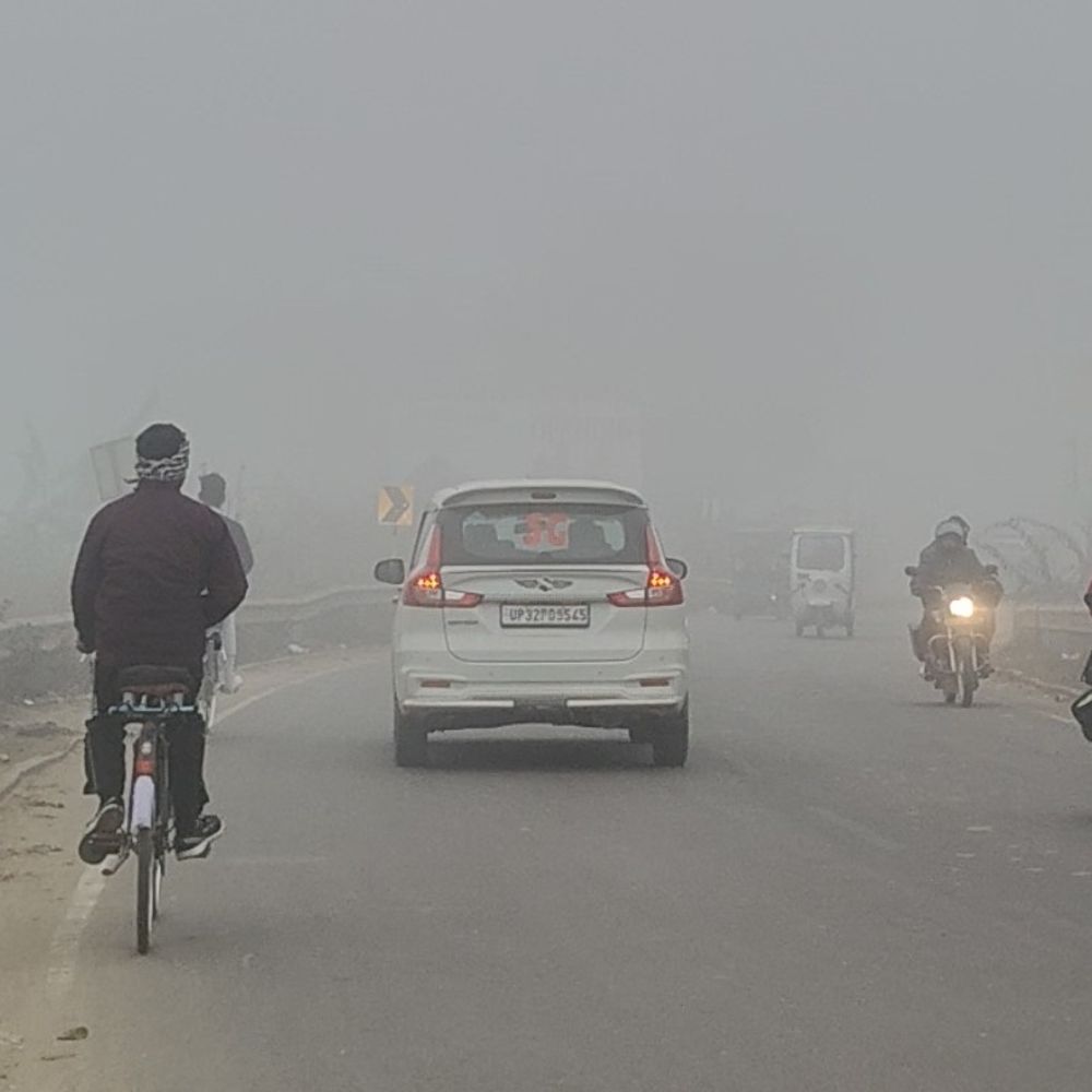 सीतापुर में दूसरे दिन घना कोहरा, विजिबिलिटी 10 मीटर:वाहन रेंगते दिखे; न्यूनतम तापमान 11 डिग्री पहुंचा, ठिठुरन बढ़ी