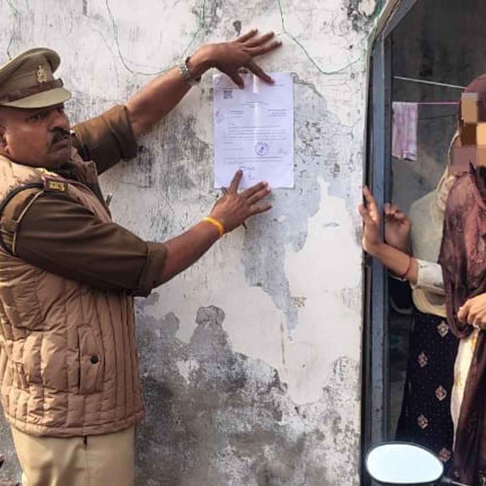 भदोही में फरार गैंगस्टर पर धारा-82 की कार्रवाई:पुलिस ने घर पर मुनादी कराकर नोटिस चस्पा किया