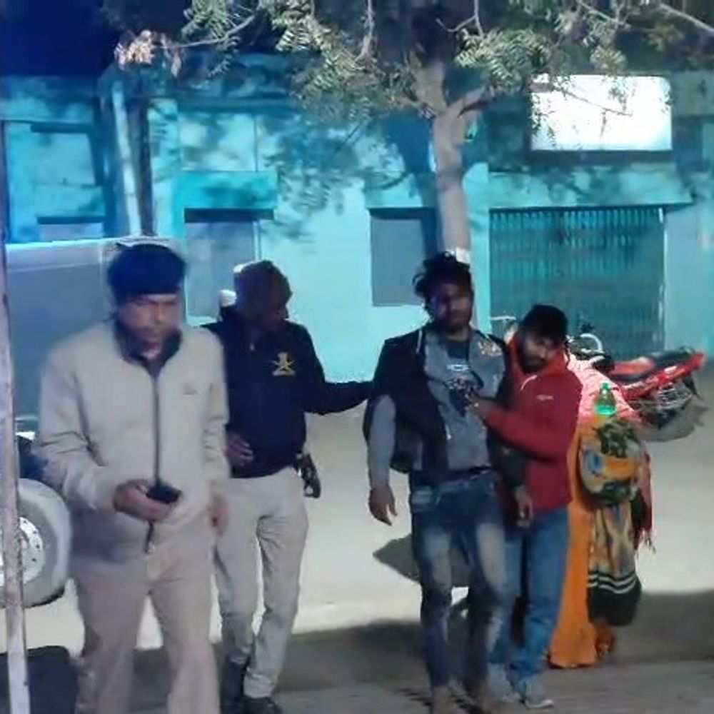 शराब बिक्री की शिकायत पर युवक पर रॉड से हमला:जमुई में शादी से लौटने के दौरान आरोपियों ने किया वार, घायल को आज जाना था कोलकाता