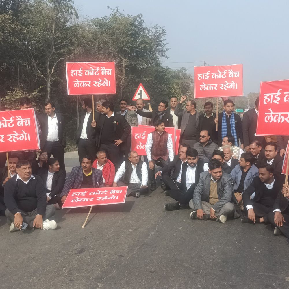 बागपत में वकीलों ने जाम किया दिल्ली-सहारनपुर हाईवे:वेस्ट यूपी में हाई कोर्ट की बेंच बनाने की मांग, डीएम के न मिलने पर भड़के