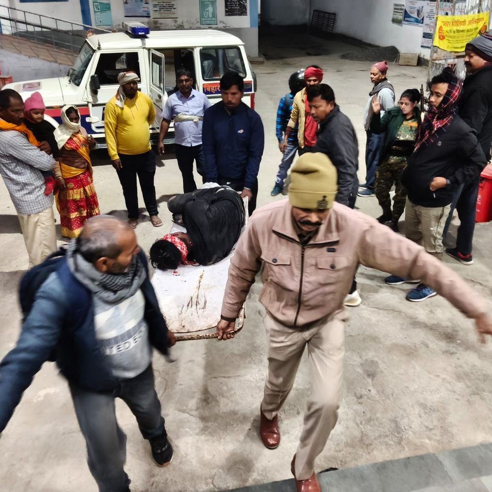 चौथम में बाइक अनियंत्रित होने से 2 लोग घायल:एनएच 107 पर हुआ हादसा, सूचना मिलने पर पहुंची डॉयल 112 की टीम