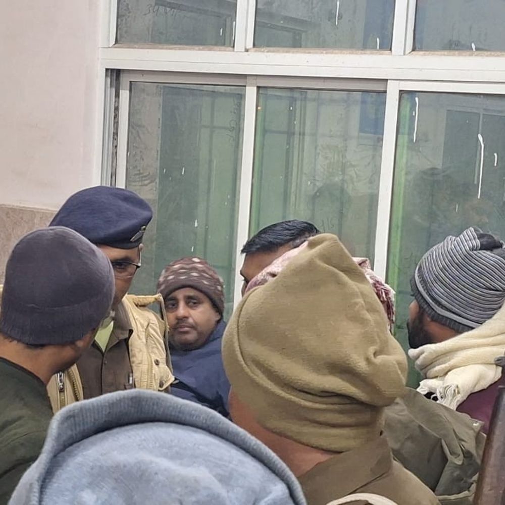 बेतिया में बाइक सवार को चाकू मारकर लूटा:घर लौटते समय 3 हथियारबंद अपराधियों ने ओवरटेक कर रोका, गाड़ी देने से मना करने पर किया हमला