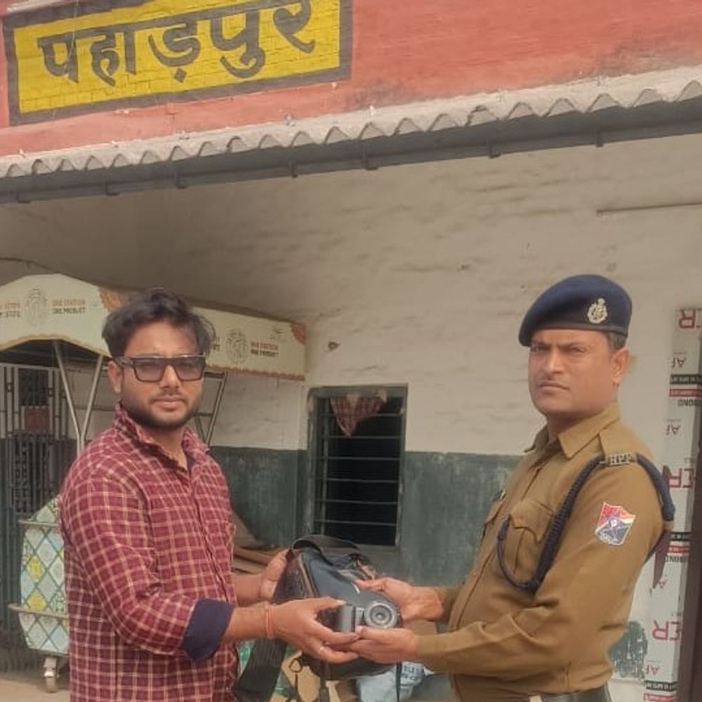 आरपीएफ ने यात्री का छूटा बैग बरामद किया:  ‘ऑपरेशन अमानत’ के तहत यात्री को 75 हजार का सामान सुरक्षित लौटाया – koderma News