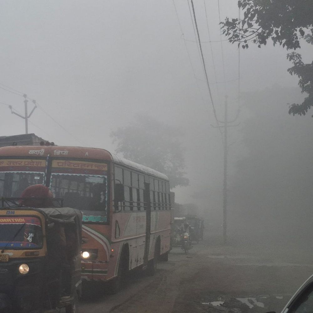 बदायूं में शीतलहर जारी, न्यूनतम तापमान 9 डिग्री:कोहरे के कारण जनजीवन प्रभावित, धूप निकलने की संभावना