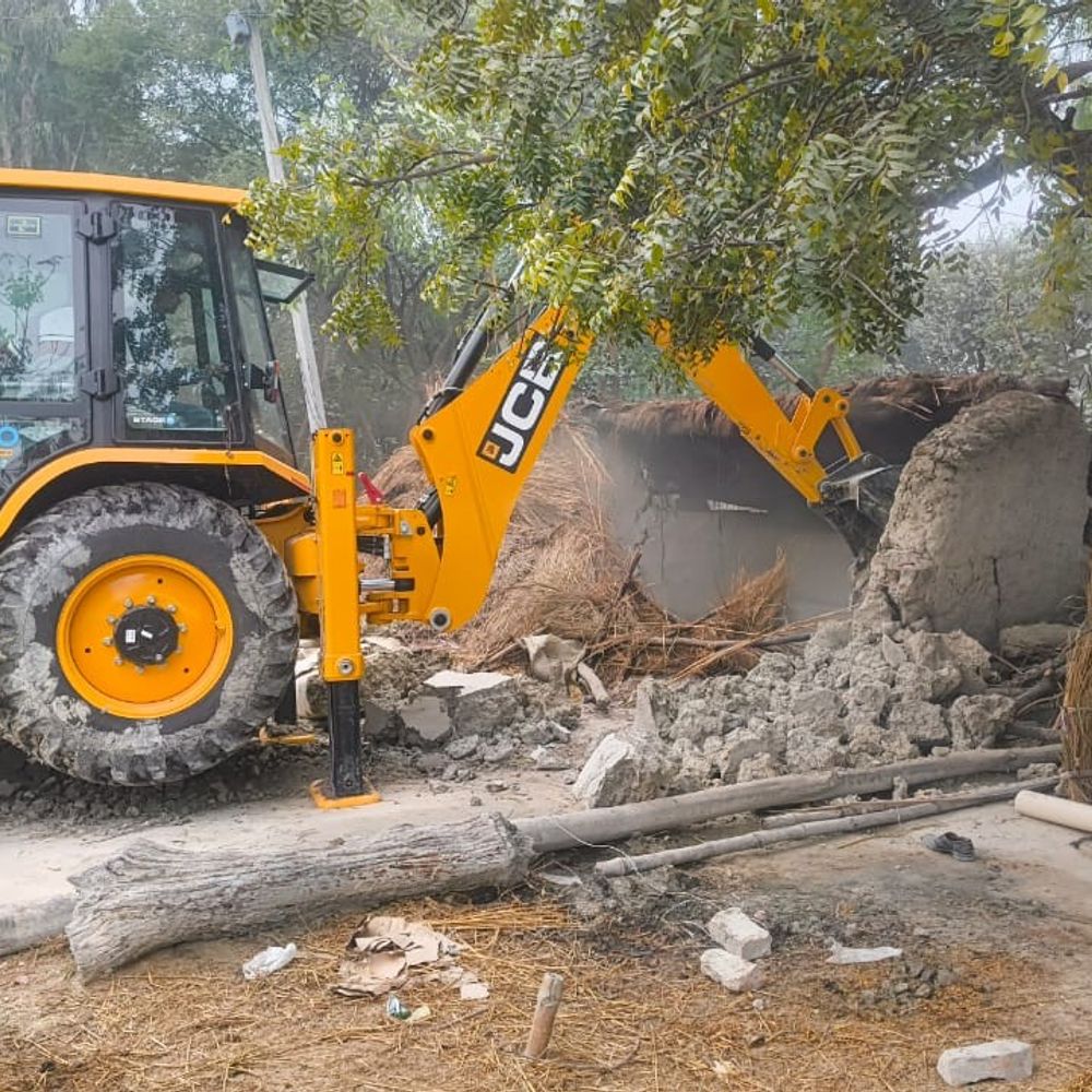 बाराबंकी में चारागाह भूमि से अवैध अतिक्रमण हटा:फतेहपुर तहसील में प्रशासन ने पुलिस बल के साथ की कार्रवाई