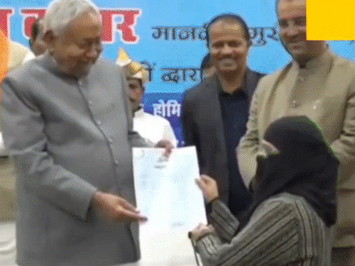 हिजाब विवाद- नियुक्ति पत्र बांटने का पैटर्न बदला:अब सिर्फ 3 लोगों को सिंबोलिक लेटर दिया जाएगा, लाइव स्ट्रीमिंग बंद, CM का कार्यक्रम छोटा किया गया