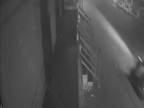 बेंगलुरु- घायल पति की मदद के लिए गिड़गिड़ाती रही पत्नी:पहले हॉस्पिटल में डॉक्टर, दूसरे से एंबुलेंस नहीं मिली, आगे बढ़े तो एक्सीडेंट होने से मौत