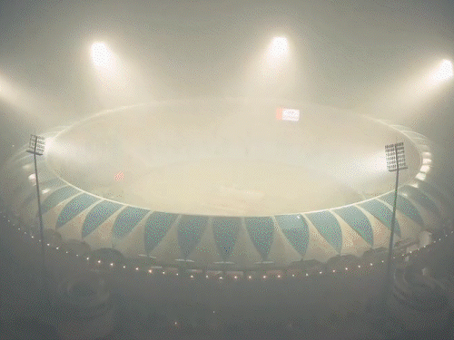 लखनऊ में भारत-अफ्रीका मैच पर कोहरे का खलल:धुंध-ओस के चलते टॉस में डिले, सचिन के फैन ने शंखनाद किया