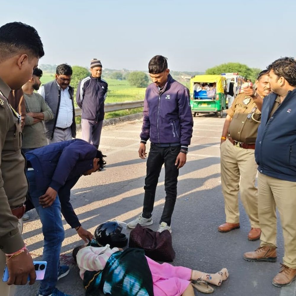 कानपुर में डंपर ने बाइक को मारी टक्कर:महिला की मौत, बेटा बाल-बाल बचा; हमीरपुर से लौटते समय हुआ हादसा