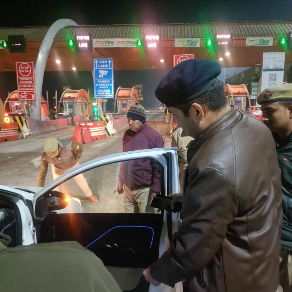 यमुना एक्सप्रेसवे पर हादसे के बाद जागी पुलिस:मांट टोल पर देर रात चला वाहनों का चेकिंग अभियान, चार पहिया वाहन और बसों में चलाया सर्च ऑपरेशन