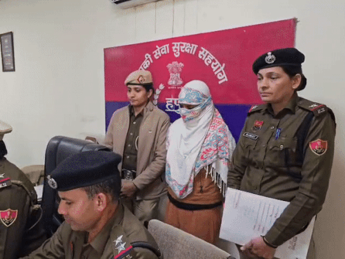 गुरुग्राम में एयर होस्टेस अरेस्ट:पैसे ऐंठने के लिए रेप का झूठी FIR कराई, अपनी ही बताई कहानी में फंसी; बॉयफ्रेंड को जेल भिजवा चुकी