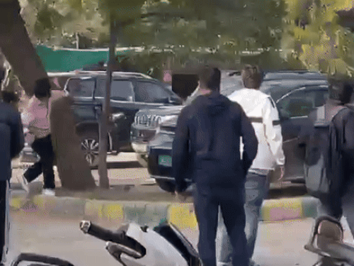 रोहतक MDU में स्कॉर्पियो से युवकों को उड़ाया,VIDEO:एक दूर जाकर गिरा, दूसरा नीचे आया; झगड़े के बाद पथराव और लाठियां चलीं