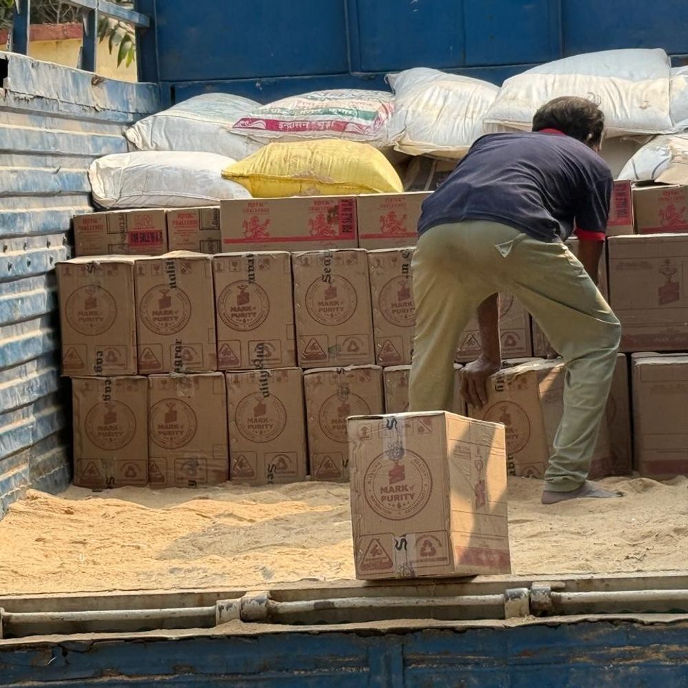 नवादा में 1335 लीटर विदेशी शराब जब्त:चोकर की बोरियों के नीचे से हुई बरामद, देवघर में पिकअप चलाता है तस्कर