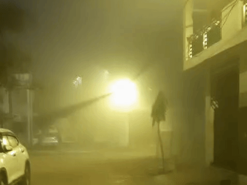 लखनऊ में सुबह से घना कोहरा, विजिबिलिटी 10 मीटर:गलन महसूस हो रही, 2 दिन भारी कोहरे का अलर्ट; तीन इलाकों का AQI खराब