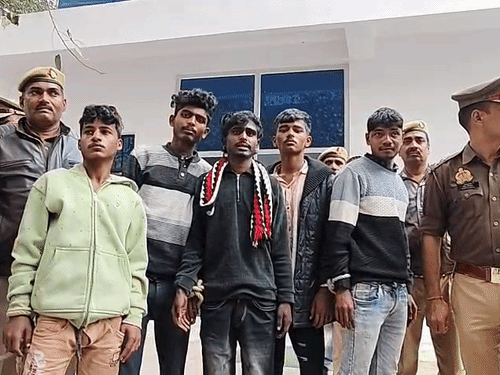 बाइक चोरी कर लूट करने वाले 5 बदमाश अरेस्ट:वाहन चेकिंग के दौरान ग्वालटोली पुलिस ने पकड़ा, 2 बाइकें और 4 मोबाइल मिले