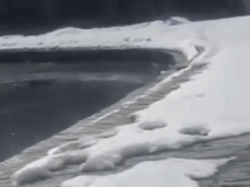 सिखों के पवित्र धार्मिक तीर्थस्थल हेमकुंड साहिब का सरोवर जमा:नवंबर के बाद नहीं हुई है बर्फबारी, शीतकाल के लिए 10 अक्टूबर को बंद हुए थे कपाट