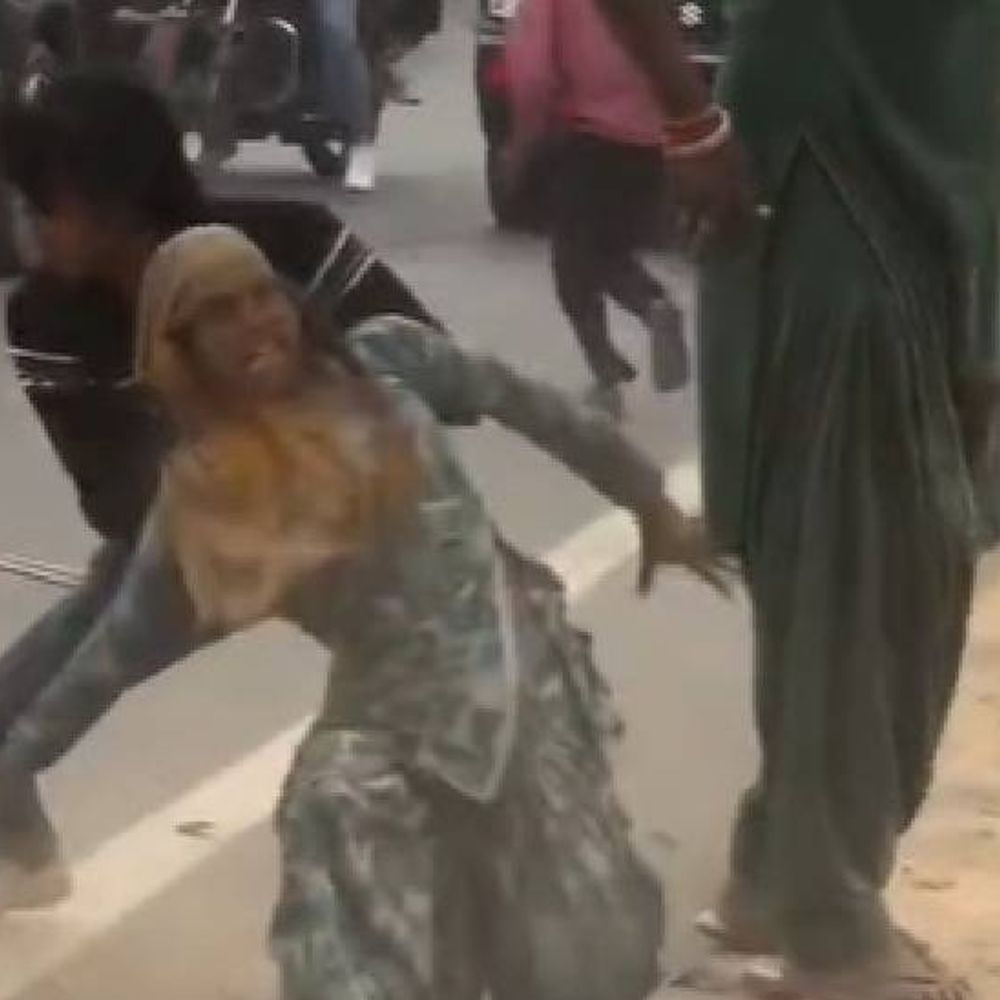 नोएडा में सड़क पर मारपीट का वीडियो आया सामने:महिलाओं को बाल कपड़े पकड़कर सड़क पर फेंका, पाइप और पत्थर लेकर कर रहे मारपीट