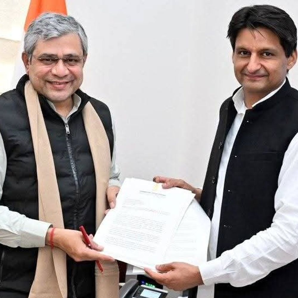 रेलमंत्री अश्विन वैष्णव से मिले कांग्रेस सांसद दीपेंद्र हुड्डा:हरियाणा की 10 मांग बताई, बोले-रोहतक-दिल्ली के बीच 5 लोकल पैसेंजर बंद