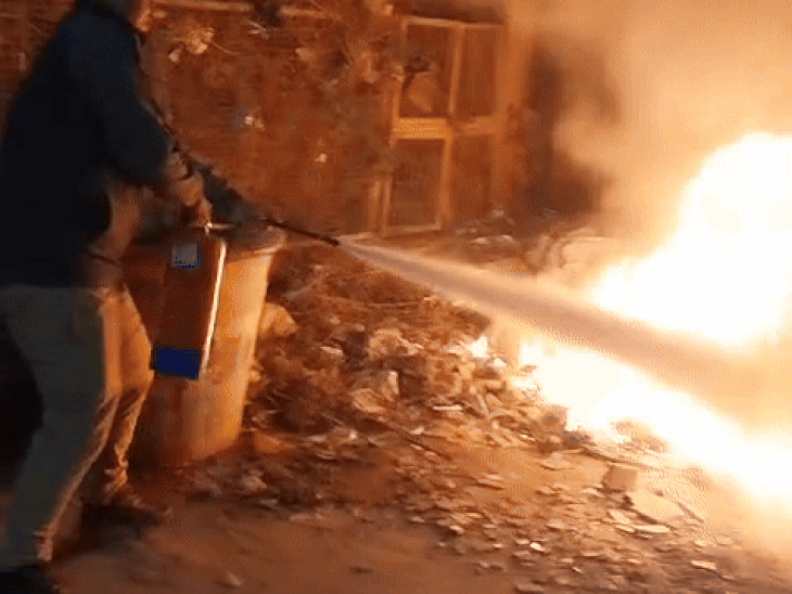 आगरा में खड़ी कार में लगी आग:पुलिस ने साहस दिखाते हुए आग पर काबू पाया, लोग बोले-अगर पुलिस नहीं आती तो पास में खड़ी कार में भी आग लग जाती