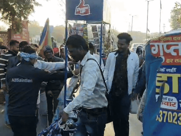 आगरा किला पर चला अतिक्रमण अभियान:छावनी परिषद ने हटवाईं सड़क किनारे लगी ठेल-ढकेल, कर्मचारियों को देख हटने लगे दुकानदार