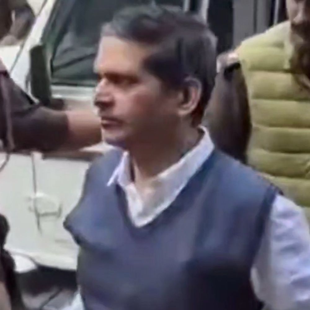 पूर्व IPS अमिताभ ठाकुर को वाराणसी ले गई पुलिस:नए मामले में CJM कोर्ट में पेशी, देवरिया में जमानत पर होगी सुनवाई