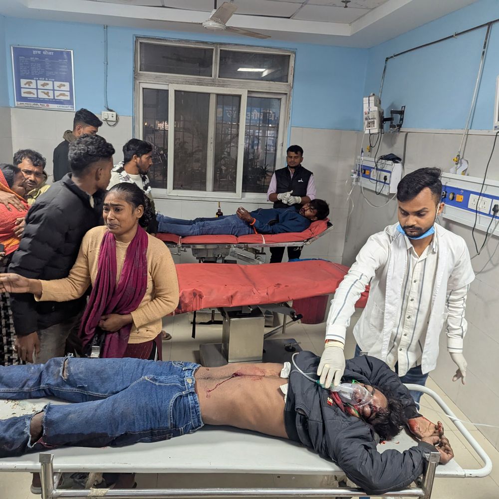 दो बाइक की सीधी टक्कर, चार लोग जख्मी:रेलवे का एग्जाम देकर रिश्तेदार के साथ लौट रही थी छात्रा, मोटरसाइकिल ने मारी ठोकर