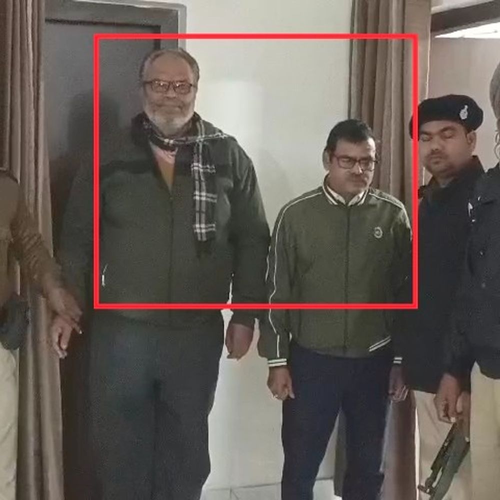 बेगूसराय के जिला कल्याण पदाधिकारी 1800 रुपए घूस लेते गिरफ्तार:10% कमीशन ले रहे थे; विजिलेंस की टीम ने कल्याण पदाधिकारी, नाजिर को रंगेहाथों पकड़ा