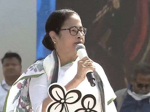 बंगाल की जॉब-गारंटी योजना महात्मा गांधी के नाम पर होगी:ममता बोलीं- मनरेगा से बापू का नाम हटाना शर्मनाक; केंद्र ने नाम 'VB–जी राम जी' किया