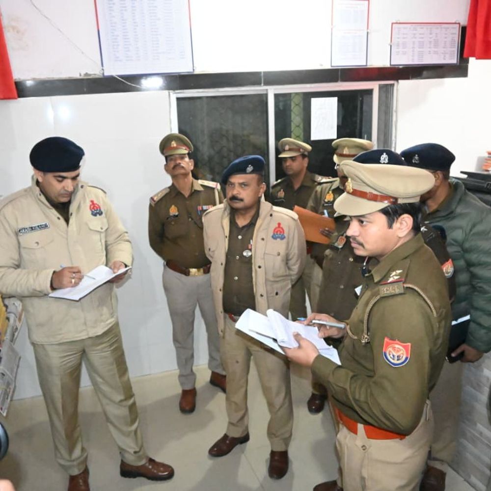 आईजी ने लापरवाही पर प्रधान लिपिक को किया निलंबित:जालौन में अभिलेखों और पत्रावलियों के रखरखाव में गंभीर लापरवाही पाए जाने पर कार्रवाई