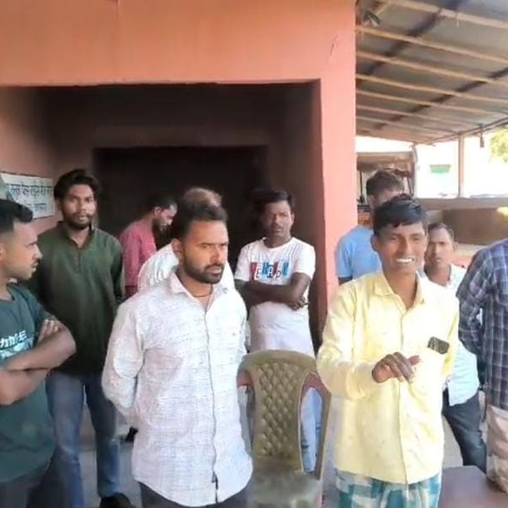 किशनगंज पैक्स राइस मिल में पुराने चावल मिलाने का आरोप:जांच के दौरान हंगामा, सैंपल लैब भेजा गया