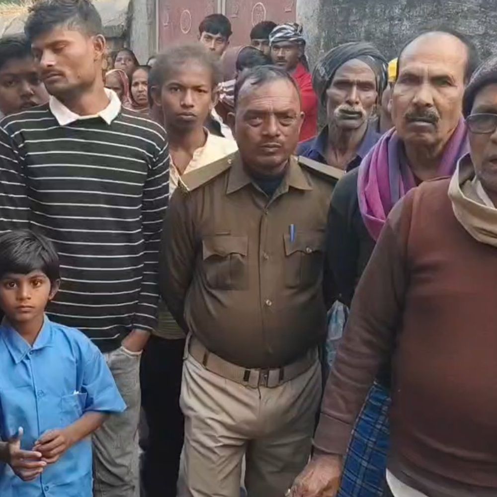 बांका में दुष्कर्म आरोपी के घर कुर्की-जब्ती:घर में ताला लगा मिला, परिवार के सभी सदस्य भी थे फरार