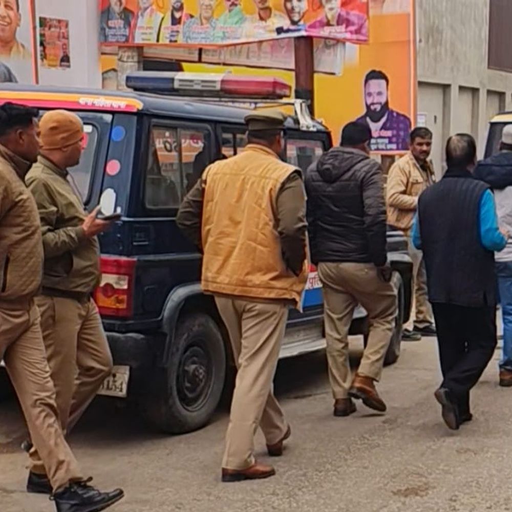 हाथरस में कांग्रेस के प्रदर्शन को लेकर पुलिस रही सतर्क:भाजपा कार्यालय पहुंचे दो कांग्रेसी हिरासत में, कुछ नेता हाउस अरेस्ट