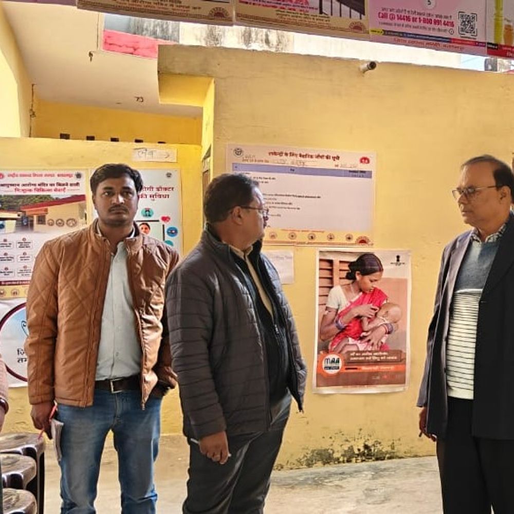 बलरामपुर सीएमओ ने स्वास्थ्य केंद्रों का निरीक्षण किया:अनुपस्थित कर्मचारियों का रोका वेतन, स्पष्टीकरण मांगा