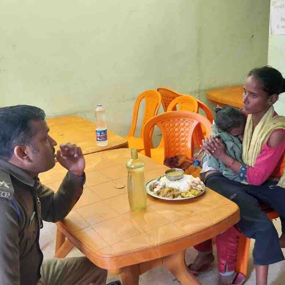 मोतिहारी थानाध्यक्ष ने की ब्लड कैंसर पीड़ित बच्ची की मदद:नेपाली महिला को भोजन कराया, आर्थिक सहायता देकर घर भेजा