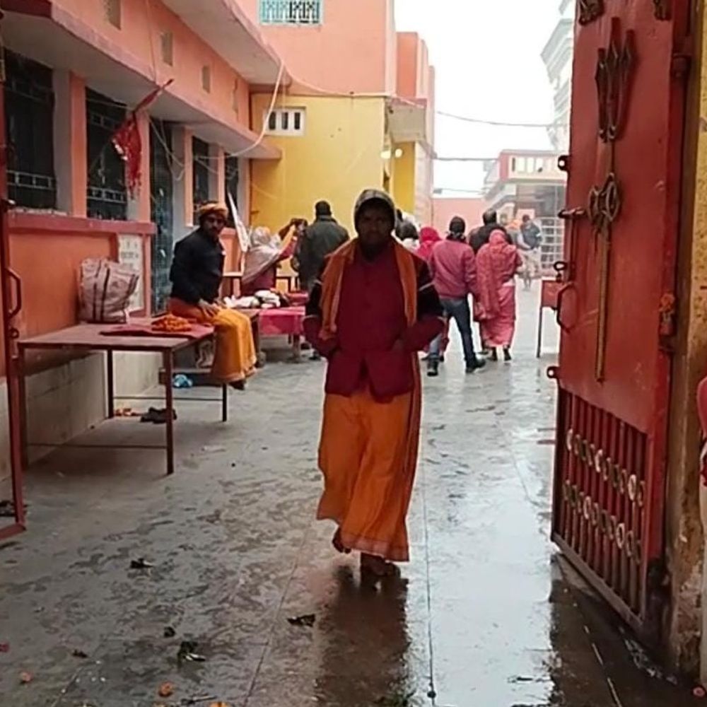 सिसवन में शिवरात्रि पर उमड़ी भीड़:बाबा महेंद्रनाथ धाम सहित अन्य मंदिरों में श्रद्धालुओं ने की पूजा