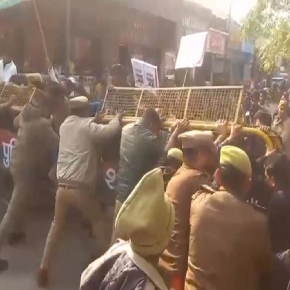 शाहजहांपुर में कांग्रेसियों और पुलिस में धक्का-मुक्की:भाजपा कार्यालय घेराव के दौरान बेरिकेडिंग तोड़ने की कोशिश, कई पदाधिकारी मामूली घायल