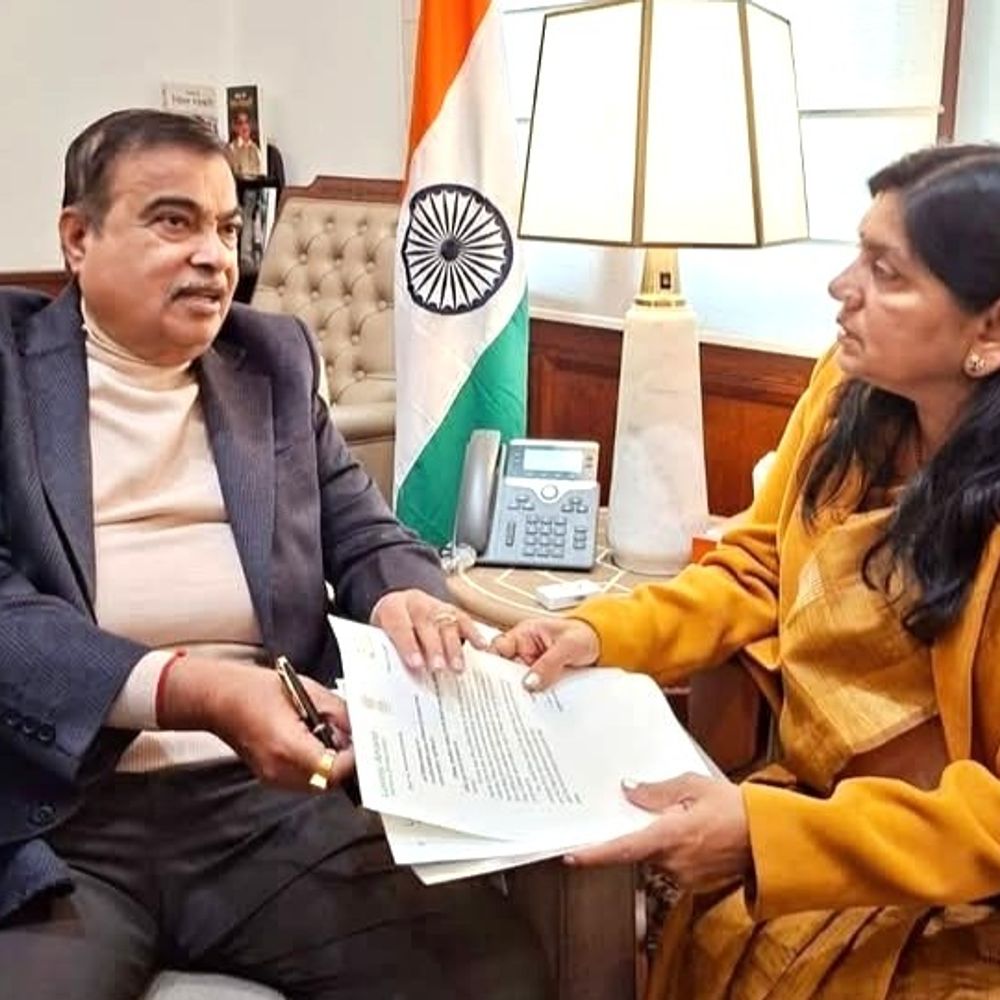 मेजरगंज-मीनापुर पथ को राष्ट्रीय राजमार्ग बनाने की मांग:सांसद लवली आनंद ने गडकरी से मुलाकात कर सौंपा आवेदन