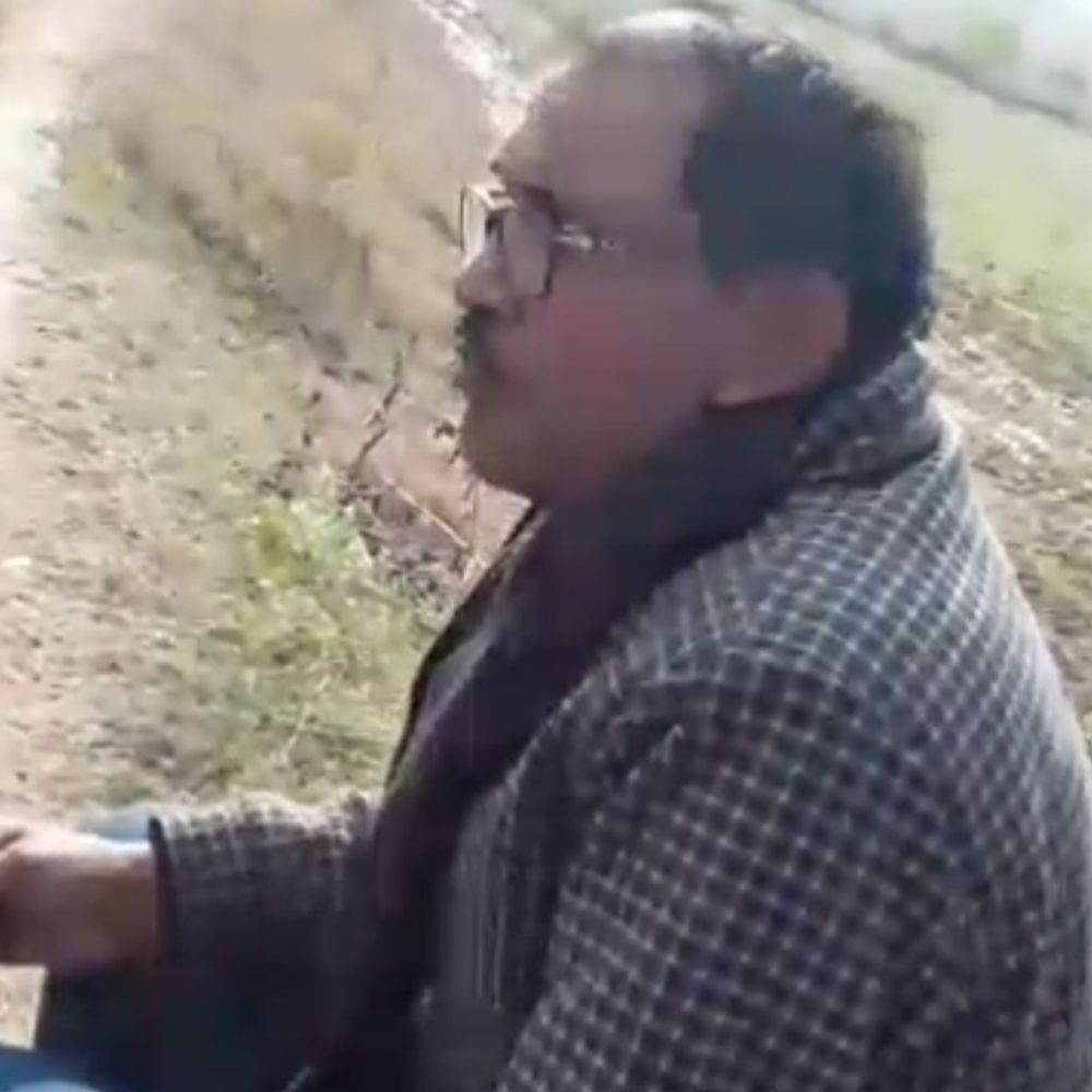 चित्रकूट में कानूनगो का किसान से रिश्वत लेने का VIDEO:जमीन नापने के लिए 900 रुपए मांगे, DM से कार्रवाई की मांग