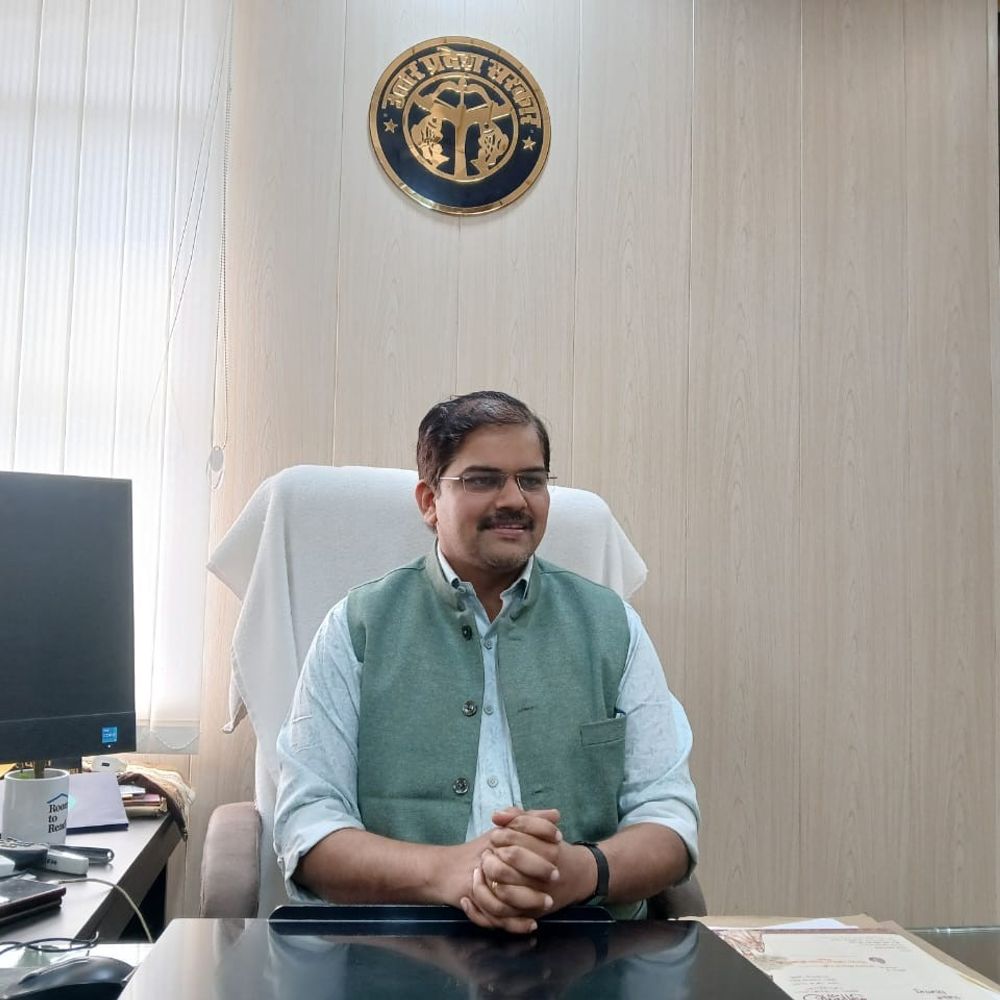 अमेठी में ठंड-कोहरे का असर:नर्सरी से 8वीं तक के स्कूलों का समय बदला, DM ने दिए निर्देश