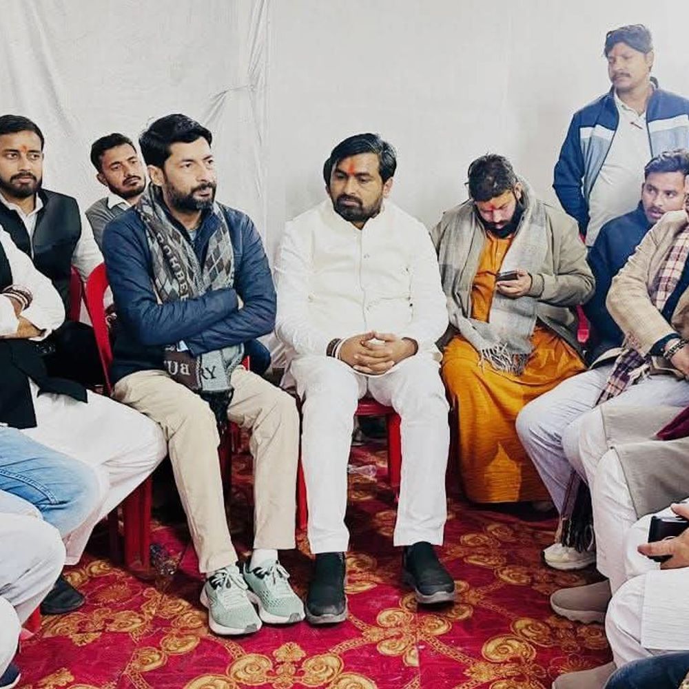 आलोक हत्याकांड: परबत्ता विधायक ने परिजनों से मुलाकात की:बोले- आरोपियों की गिरफ्तारी न होने पर देवघर में आंदोलन करेंगे