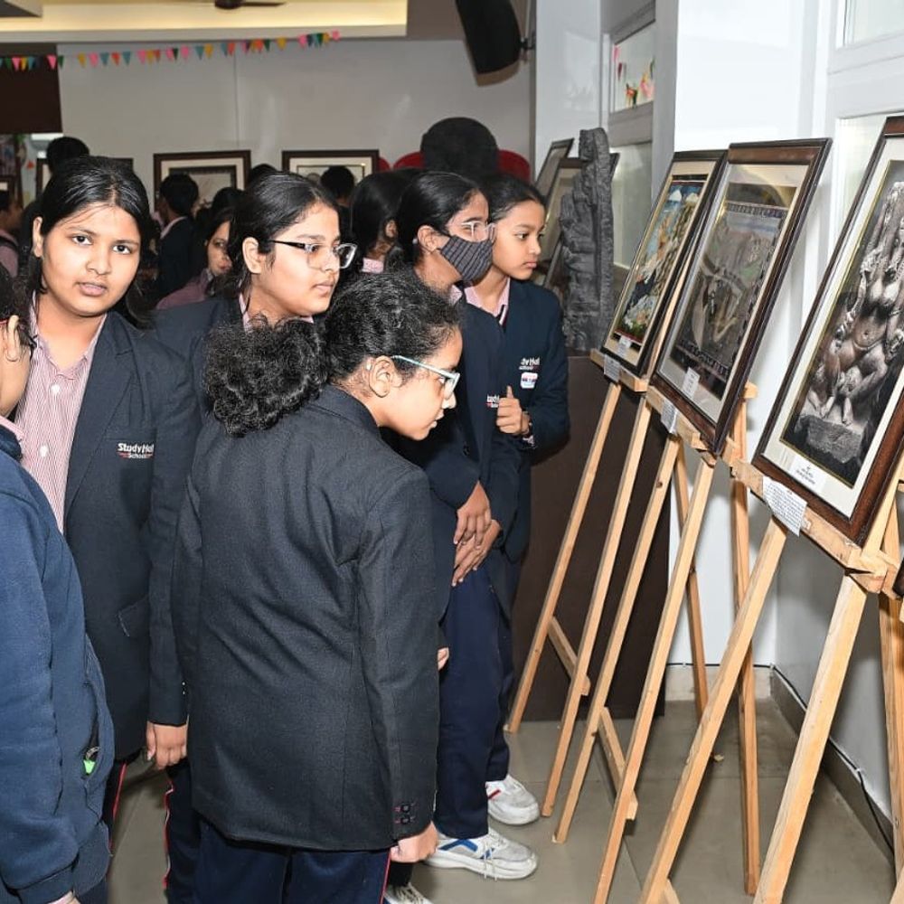 राज्य संग्रहालय ने स्कूल में लगाई विशेष प्रदर्शनी:छात्रों को कला-संस्कृति और विरासत से जोड़ा